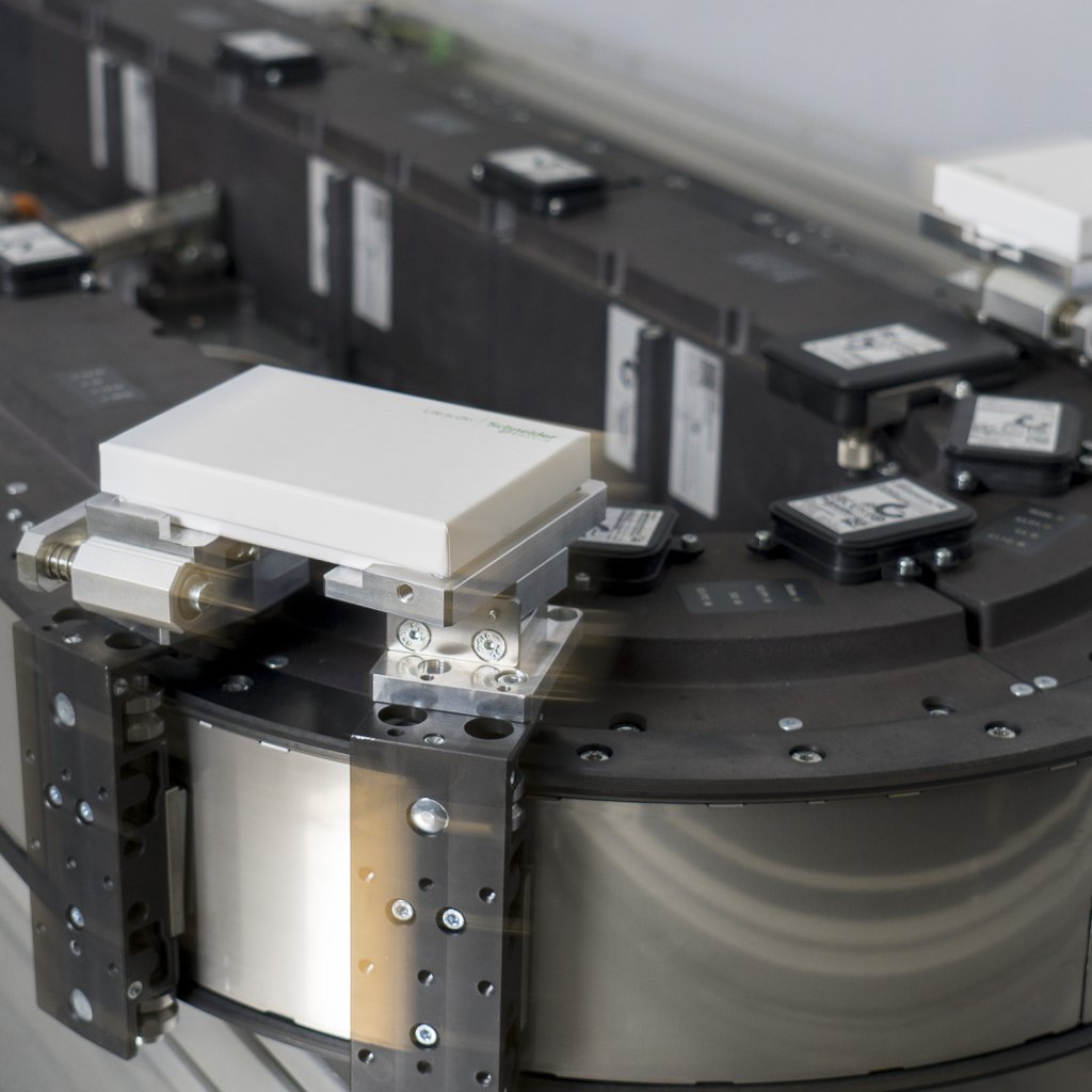 [Imagem do produto MOTOR DE ALTA INÉRCIA TRILHA CURVA DE 45° FLANGE DE 200MM 120NM IP65 LXMMC12MA02S100 SCHNEIDER]